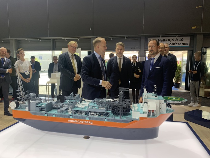 The Crown Prince was given a tour of the ONS exhibition, accompanied by Norwegian Minister of Petroleum and Energy Terje Aasland. Photo: Sven Gj. Gjeruldsen, The Royal Court.